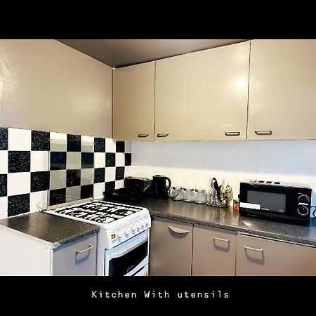 2 Bedroom Double Bed In East 伦敦 外观 照片
