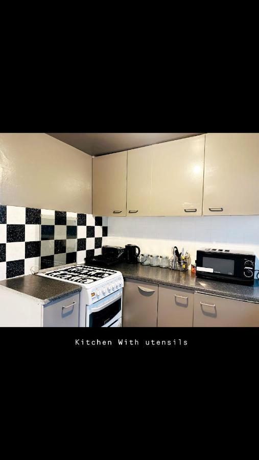 2 Bedroom Double Bed In East 伦敦 外观 照片