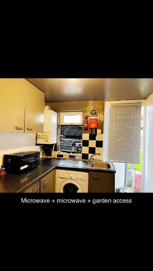 2 Bedroom Double Bed In East 伦敦 外观 照片