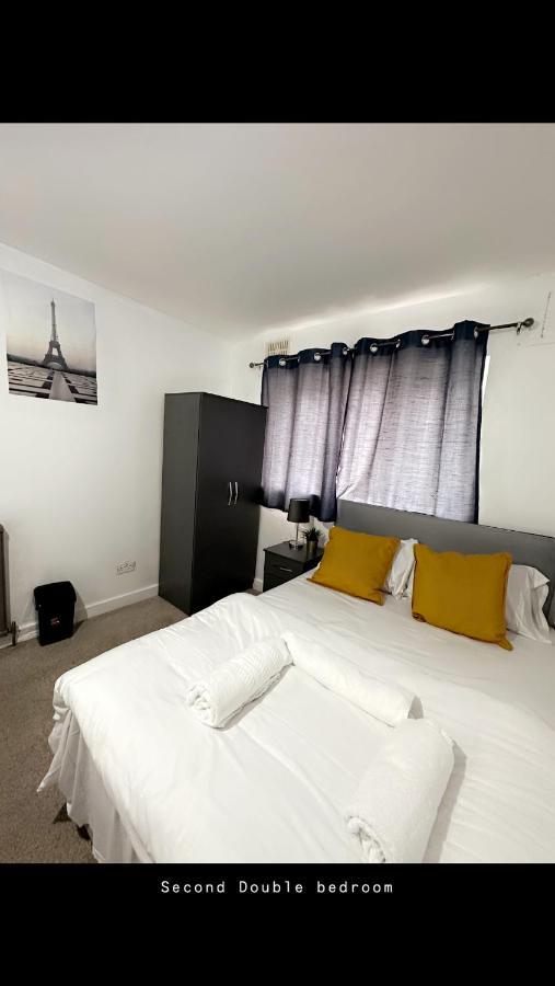 2 Bedroom Double Bed In East 伦敦 外观 照片